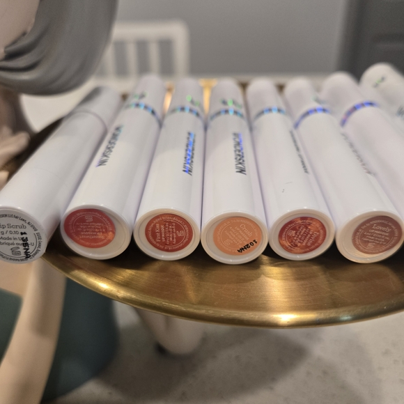 Moisturizing Lip Balm Set - Assorted Shades - Picture 3 of 4